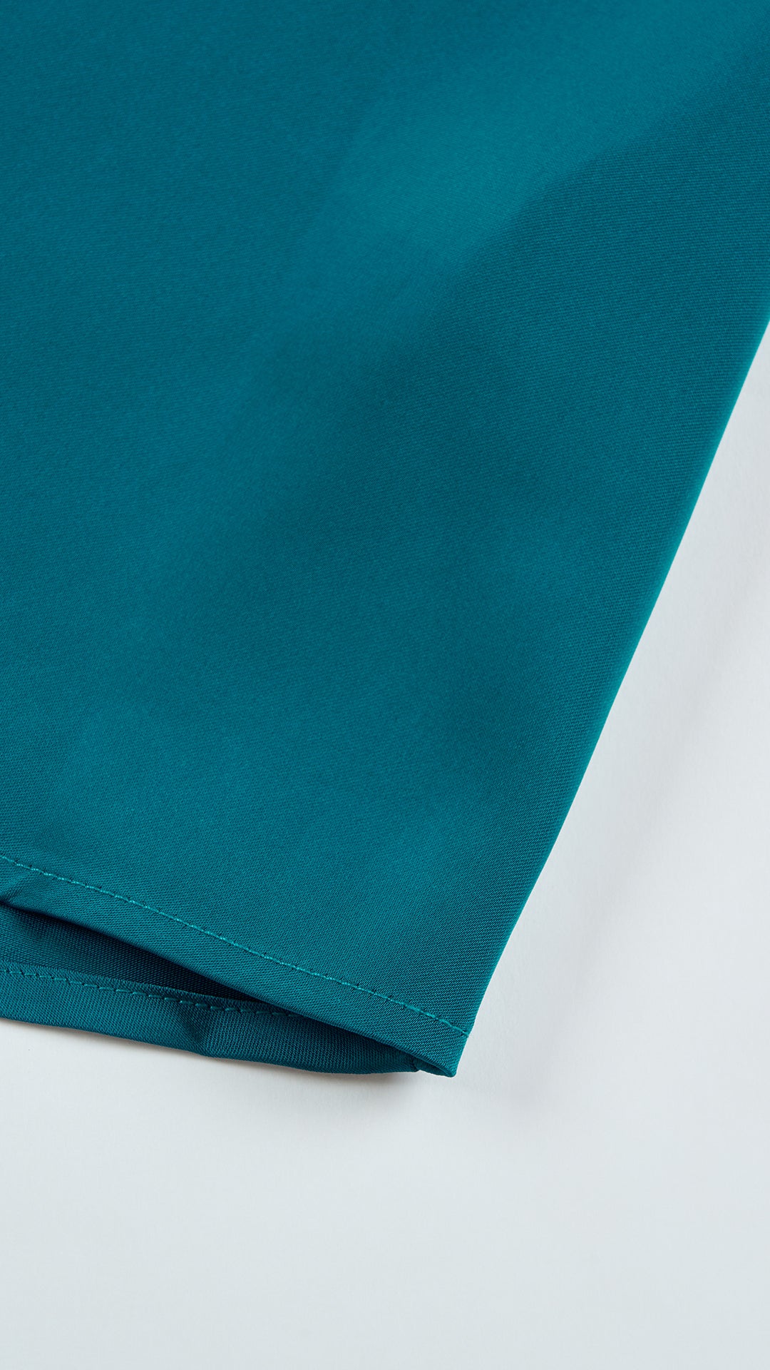 Abito lungo elegante con scollo a collo alto, senza maniche, in raso fluido, per cerimonie e occasioni speciali