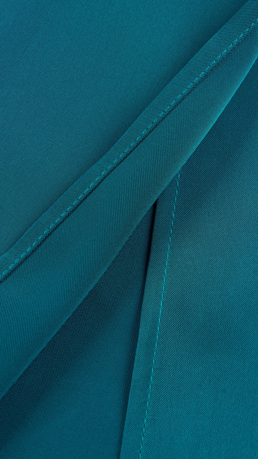 Abito lungo elegante con scollo a collo alto, senza maniche, in raso fluido, per cerimonie e occasioni speciali