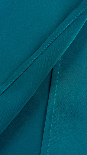 Abito lungo elegante con scollo a collo alto, senza maniche, in raso fluido, per cerimonie e occasioni speciali