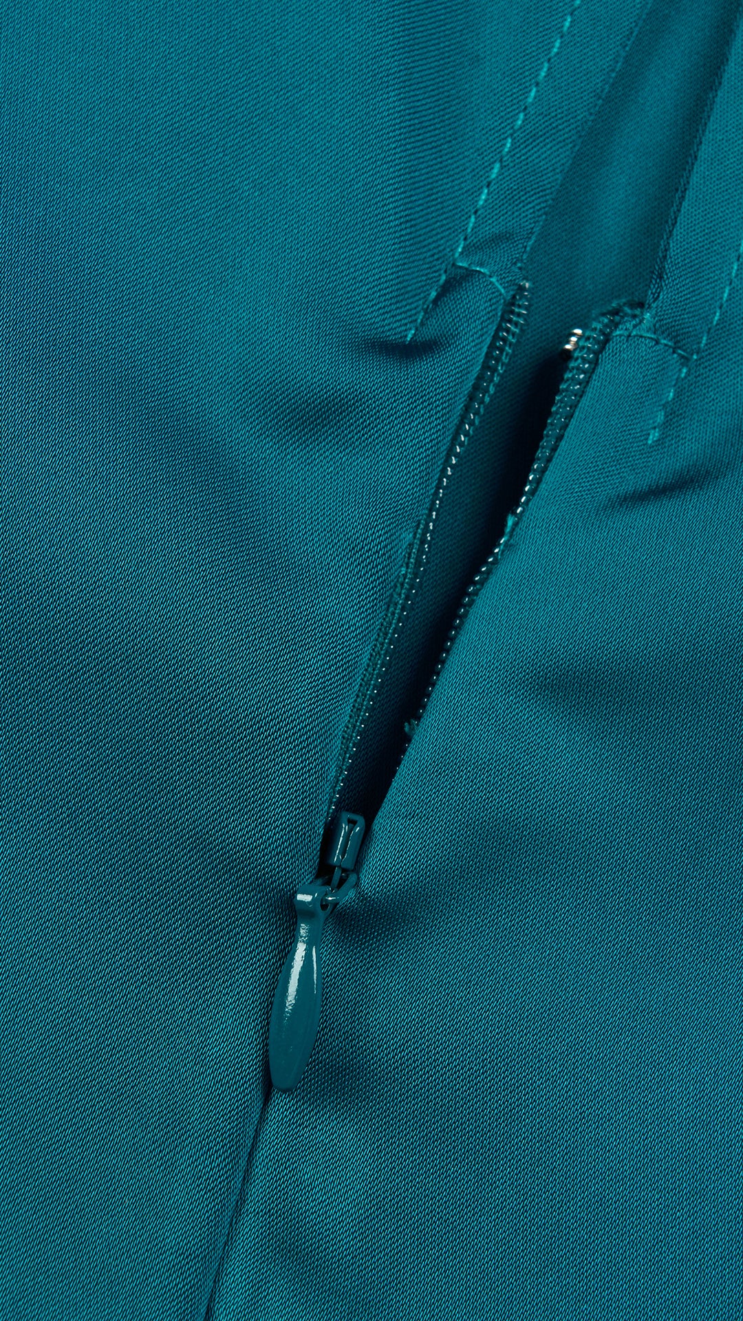 Abito lungo elegante con scollo a collo alto, senza maniche, in raso fluido, per cerimonie e occasioni speciali
