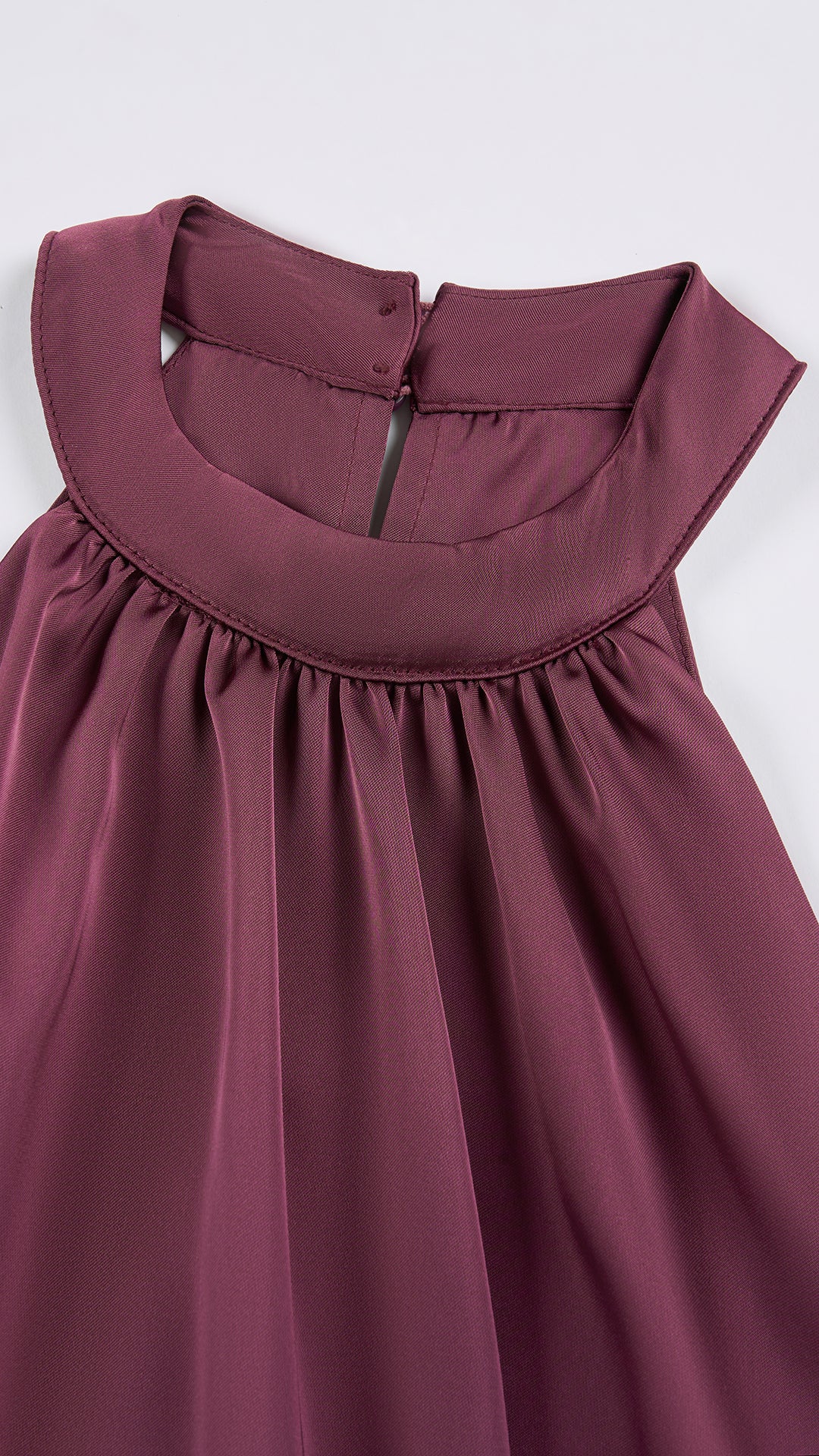 Abito lungo elegante con scollo a collo alto, senza maniche, in raso fluido, per cerimonie e occasioni speciali