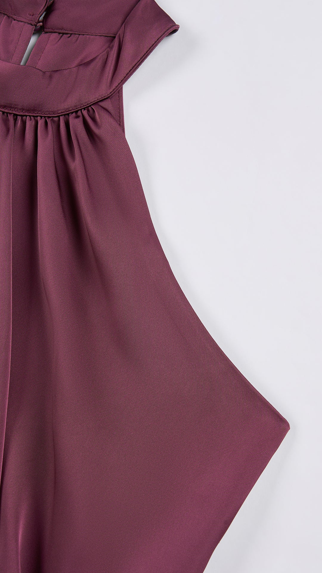 Abito lungo elegante con scollo a collo alto, senza maniche, in raso fluido, per cerimonie e occasioni speciali