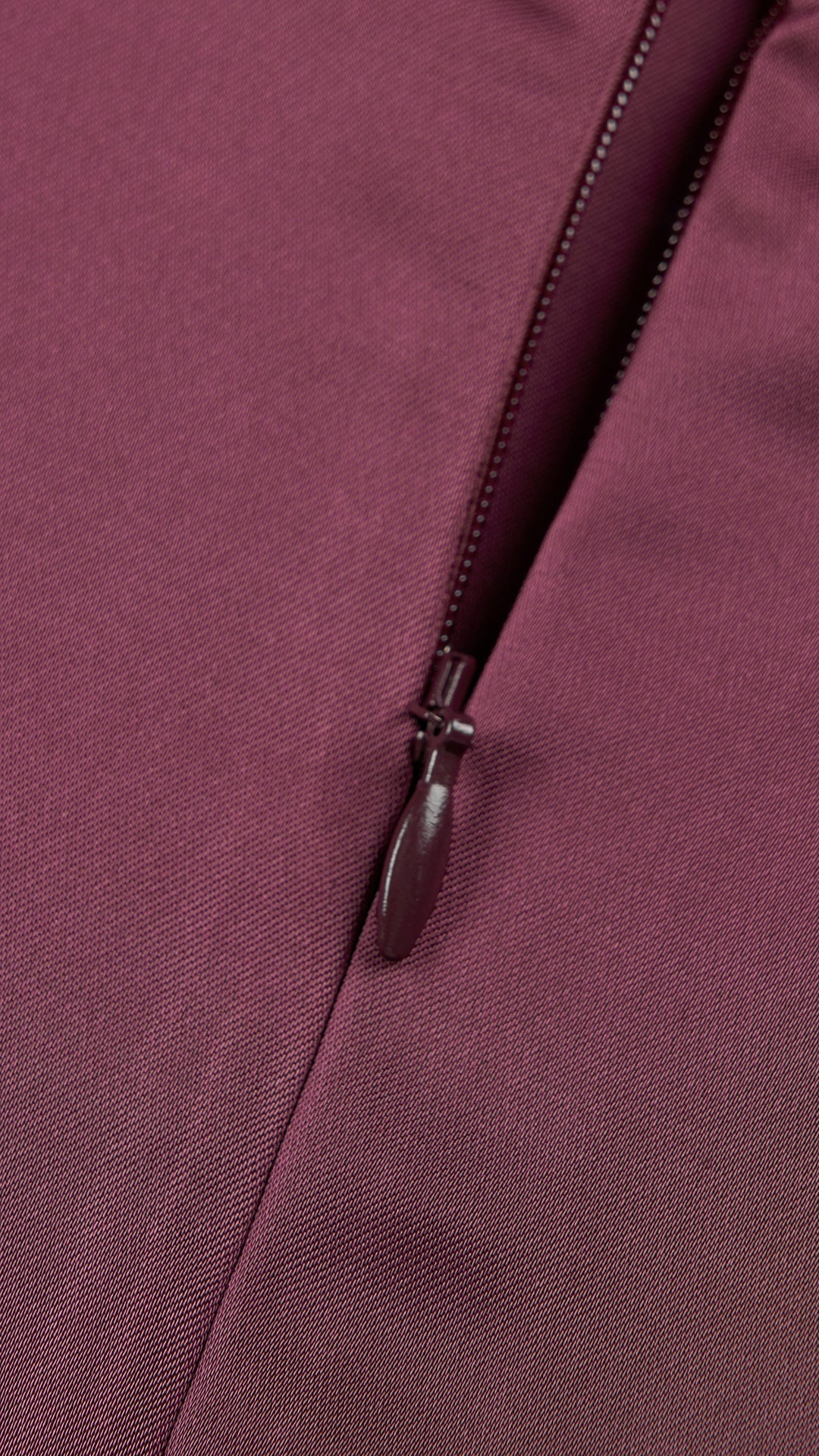 Abito lungo elegante con scollo a collo alto, senza maniche, in raso fluido, per cerimonie e occasioni speciali