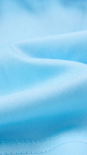 Abito corto elegante a spalline sottili con scollo a fascia, tessuto jacquard floreale e dettaglio a croce sul retro