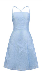 Abito corto elegante a spalline sottili con scollo a fascia, tessuto jacquard floreale e dettaglio a croce sul retro