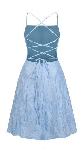 Abito corto elegante a spalline sottili con scollo a fascia, tessuto jacquard floreale e dettaglio a croce sul retro