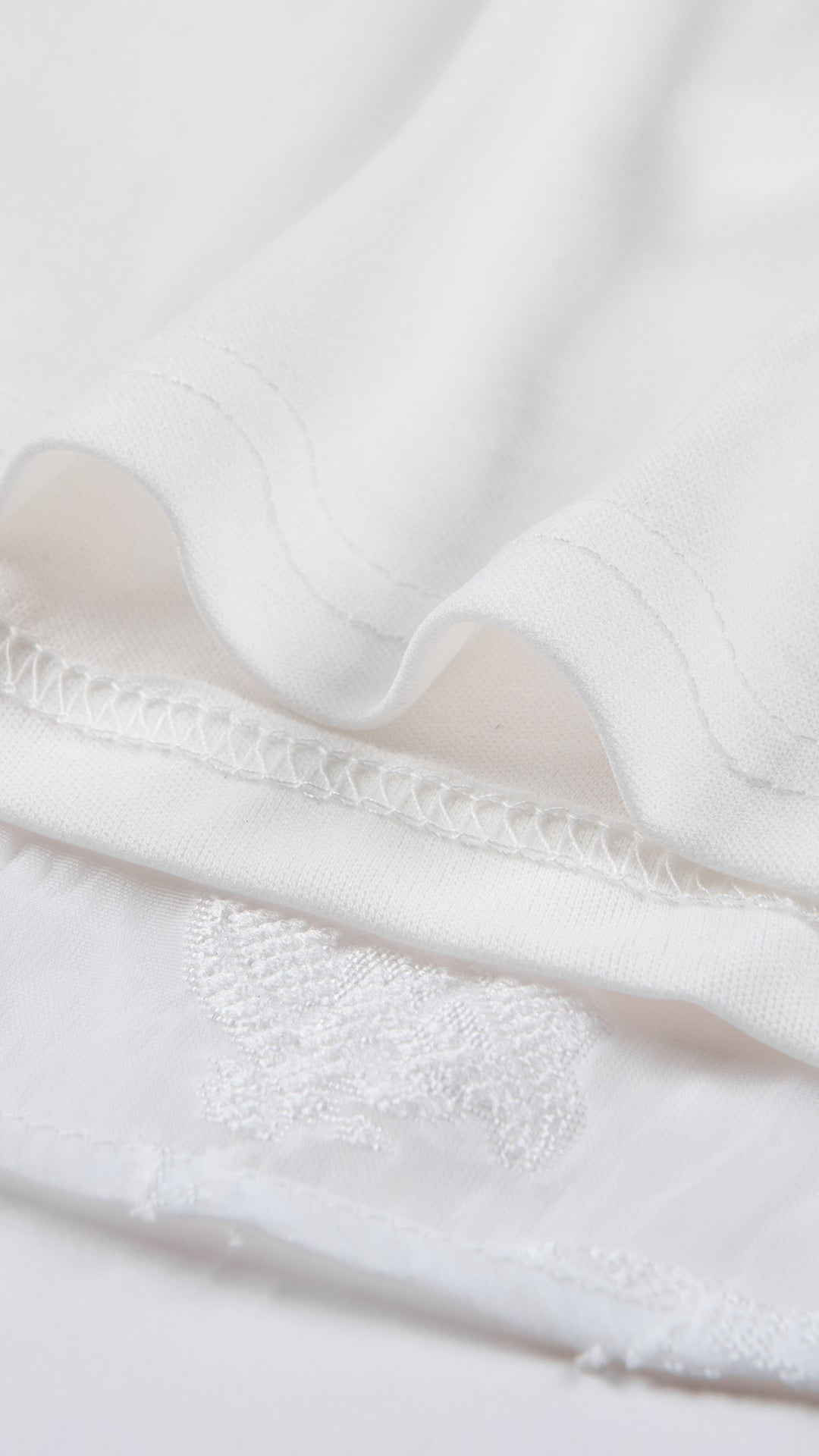 Abito corto elegante a spalline sottili con scollo a fascia, tessuto jacquard floreale e dettaglio a croce sul retro