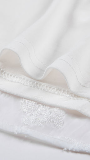 Abito corto elegante a spalline sottili con scollo a fascia, tessuto jacquard floreale e dettaglio a croce sul retro