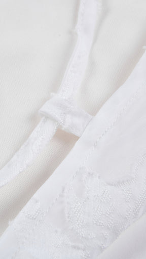 Abito corto elegante a spalline sottili con scollo a fascia, tessuto jacquard floreale e dettaglio a croce sul retro