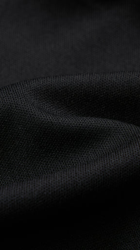 Abito corto elegante a spalline sottili con scollo a fascia, tessuto jacquard floreale e dettaglio a croce sul retro