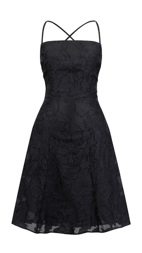 Abito corto elegante a spalline sottili con scollo a fascia, tessuto jacquard floreale e dettaglio a croce sul retro