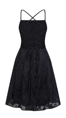 Abito corto elegante a spalline sottili con scollo a fascia, tessuto jacquard floreale e dettaglio a croce sul retro