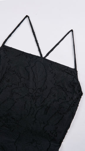 Abito corto elegante a spalline sottili con scollo a fascia, tessuto jacquard floreale e dettaglio a croce sul retro