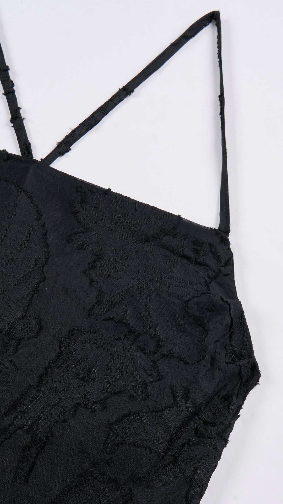 Abito corto elegante a spalline sottili con scollo a fascia, tessuto jacquard floreale e dettaglio a croce sul retro