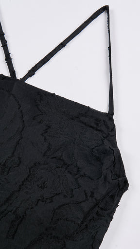Abito corto elegante a spalline sottili con scollo a fascia, tessuto jacquard floreale e dettaglio a croce sul retro