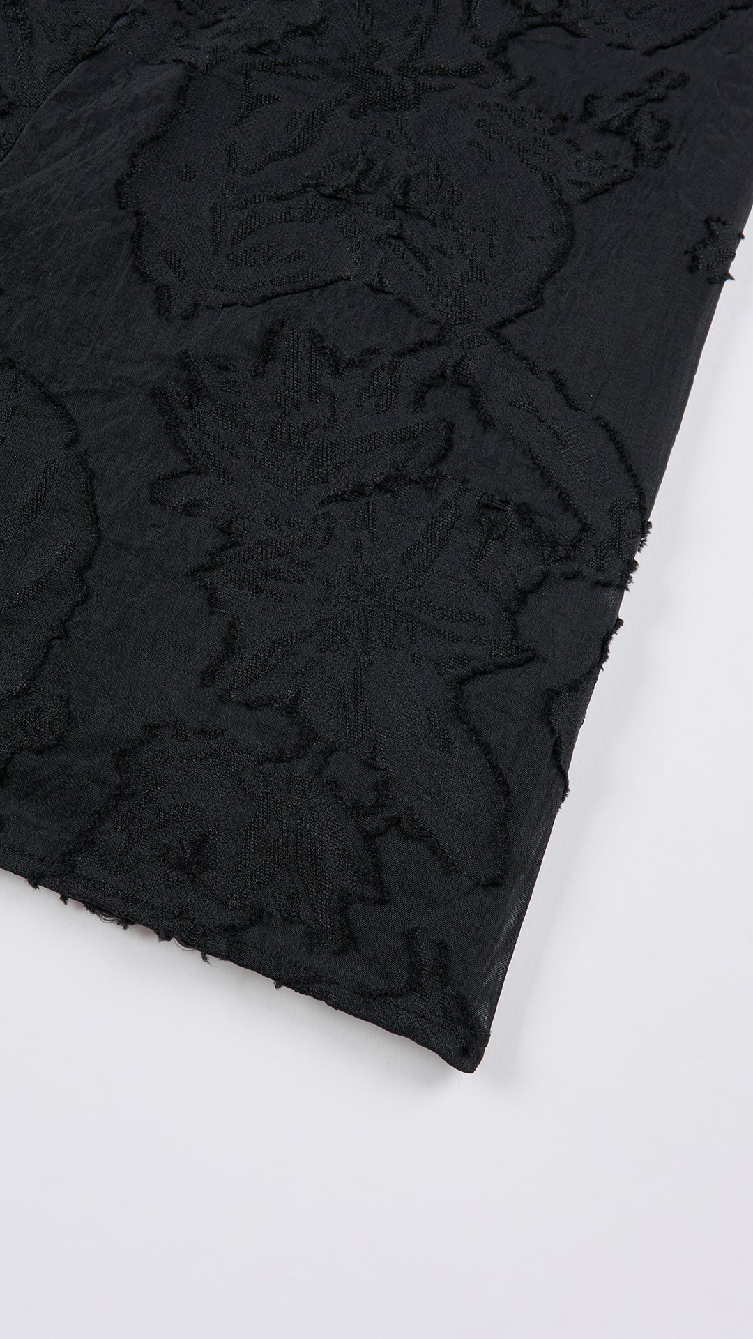 Abito corto elegante a spalline sottili con scollo a fascia, tessuto jacquard floreale e dettaglio a croce sul retro