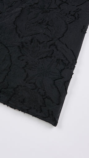 Abito corto elegante a spalline sottili con scollo a fascia, tessuto jacquard floreale e dettaglio a croce sul retro