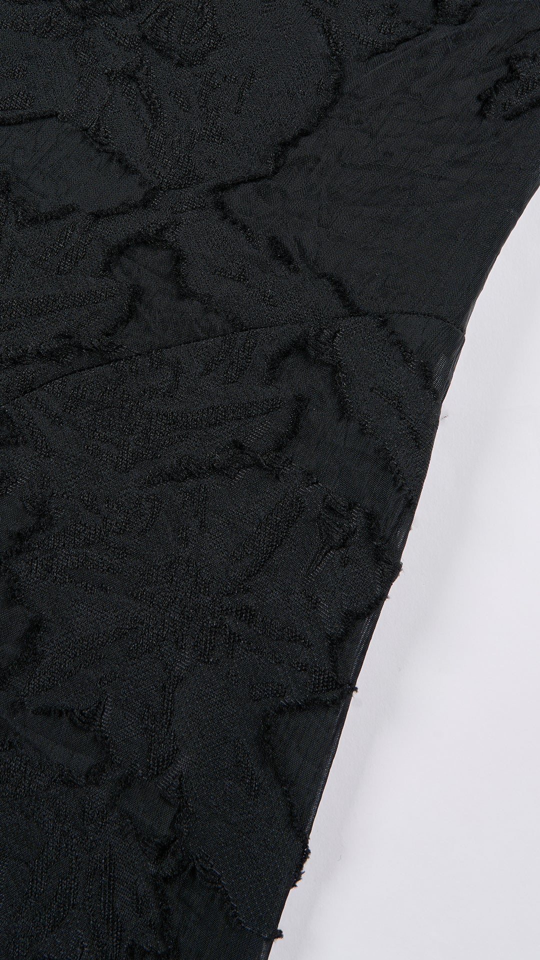 Abito corto elegante a spalline sottili con scollo a fascia, tessuto jacquard floreale e dettaglio a croce sul retro