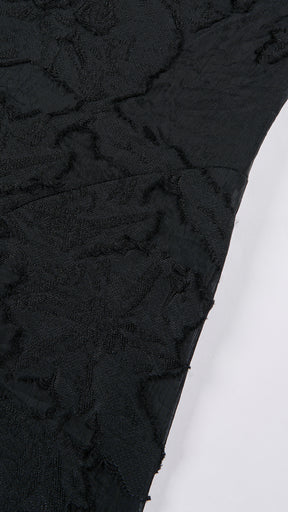 Abito corto elegante a spalline sottili con scollo a fascia, tessuto jacquard floreale e dettaglio a croce sul retro