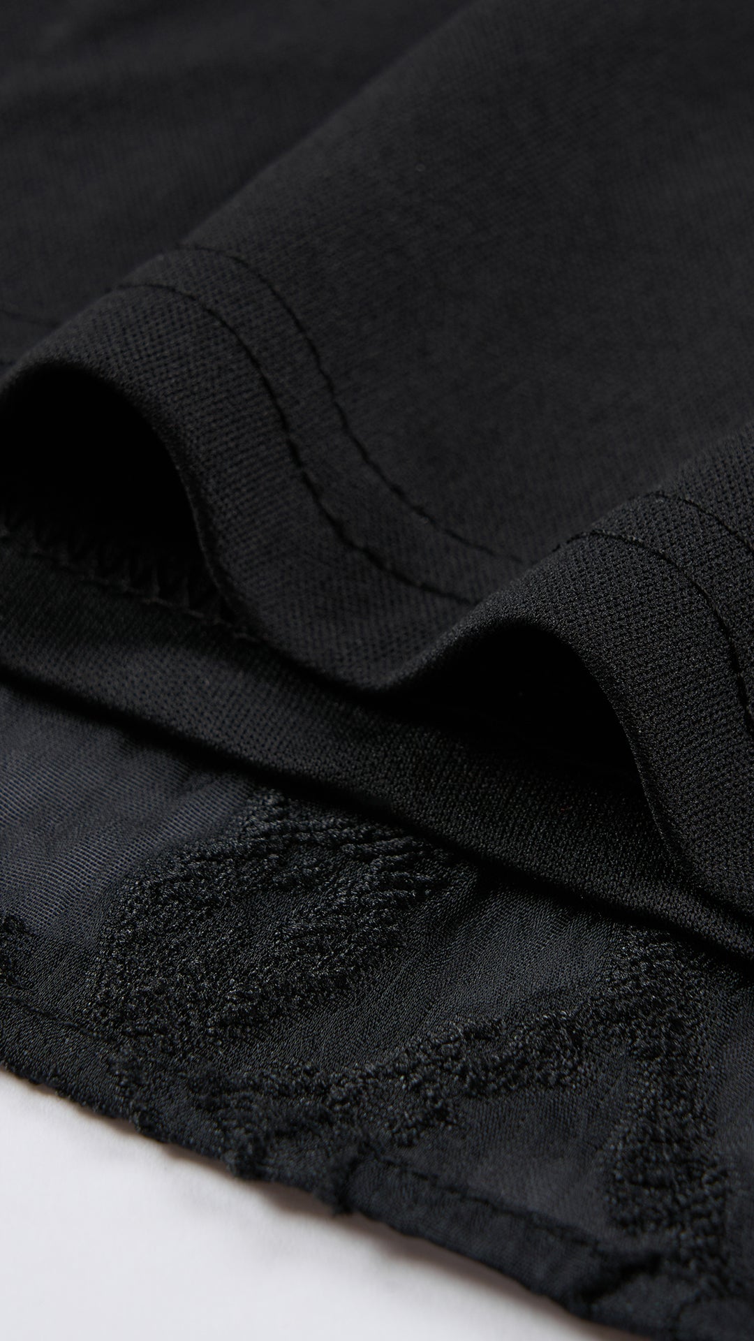 Abito corto elegante a spalline sottili con scollo a fascia, tessuto jacquard floreale e dettaglio a croce sul retro