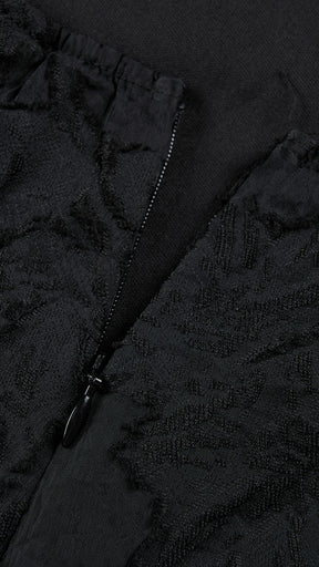 Abito corto elegante a spalline sottili con scollo a fascia, tessuto jacquard floreale e dettaglio a croce sul retro