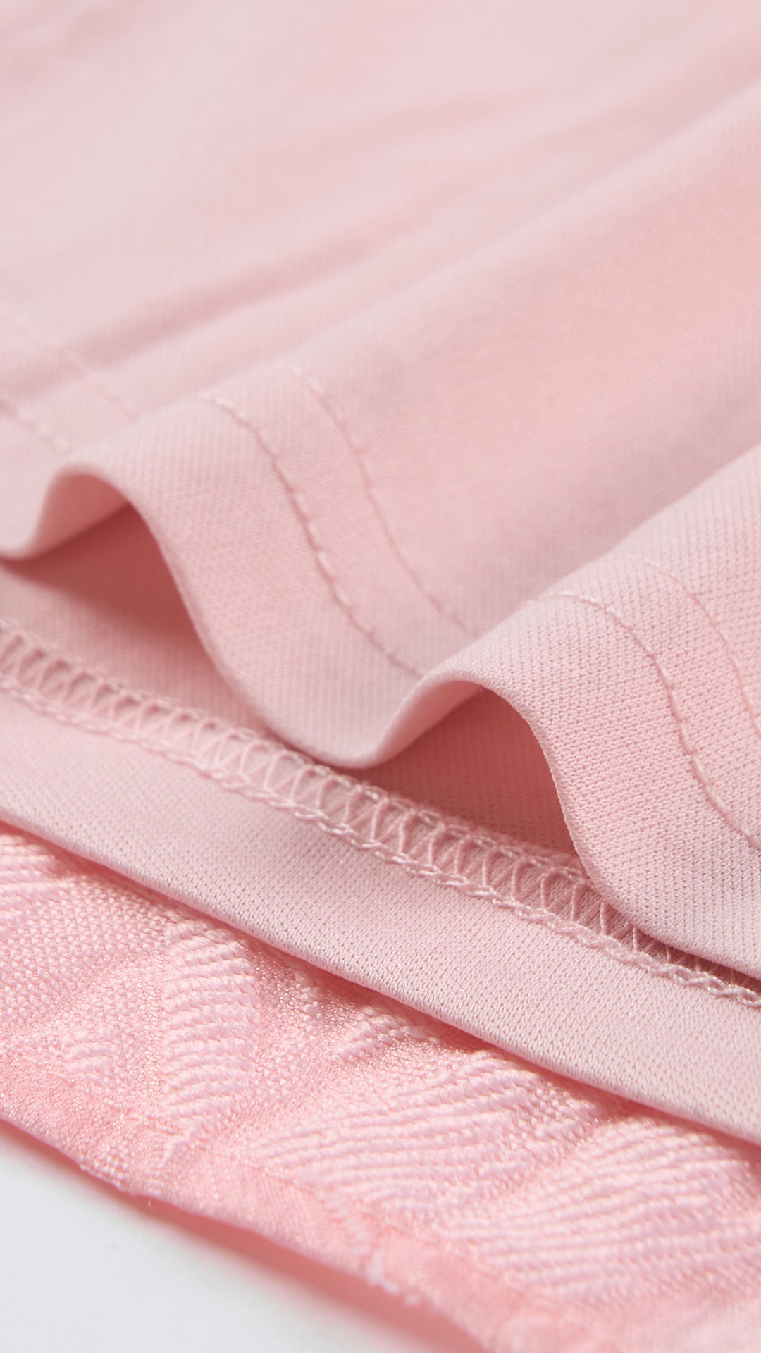 Abito corto elegante a spalline sottili con scollo a fascia, tessuto jacquard floreale e dettaglio a croce sul retro