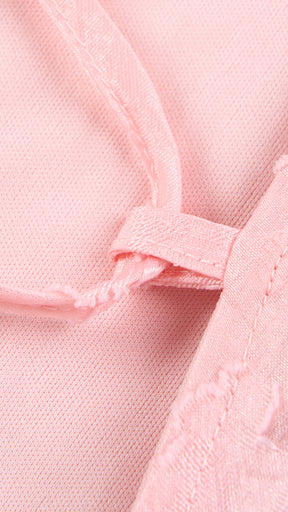 Abito corto elegante a spalline sottili con scollo a fascia, tessuto jacquard floreale e dettaglio a croce sul retro
