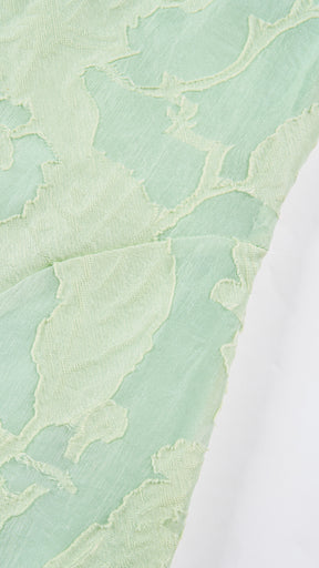 Abito corto elegante a spalline sottili con scollo a fascia, tessuto jacquard floreale e dettaglio a croce sul retro