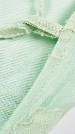 Abito corto elegante a spalline sottili con scollo a fascia, tessuto jacquard floreale e dettaglio a croce sul retro