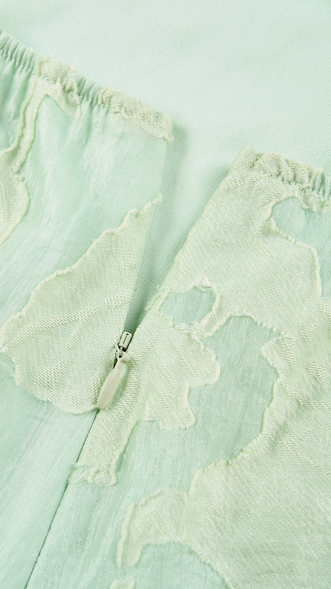 Abito corto elegante a spalline sottili con scollo a fascia, tessuto jacquard floreale e dettaglio a croce sul retro
