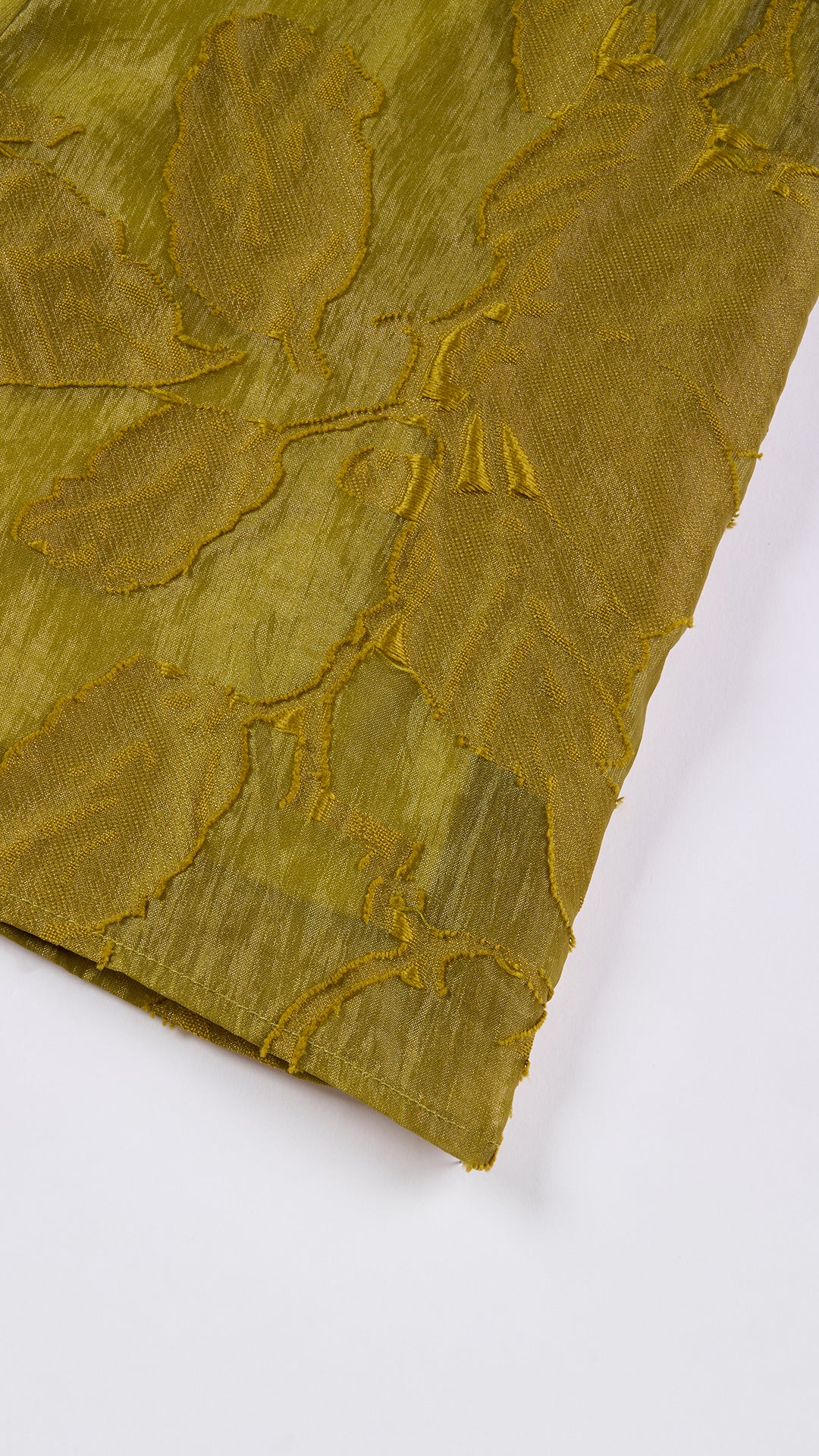 Abito corto elegante a spalline sottili con scollo a fascia, tessuto jacquard floreale e dettaglio a croce sul retro