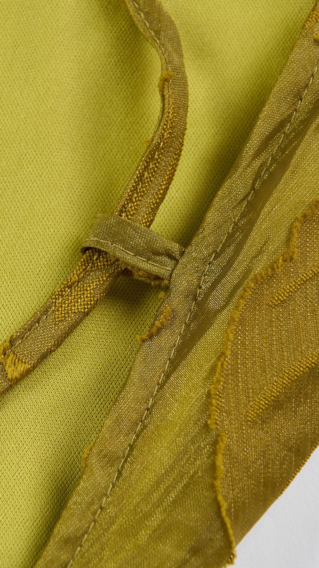 Abito corto elegante a spalline sottili con scollo a fascia, tessuto jacquard floreale e dettaglio a croce sul retro