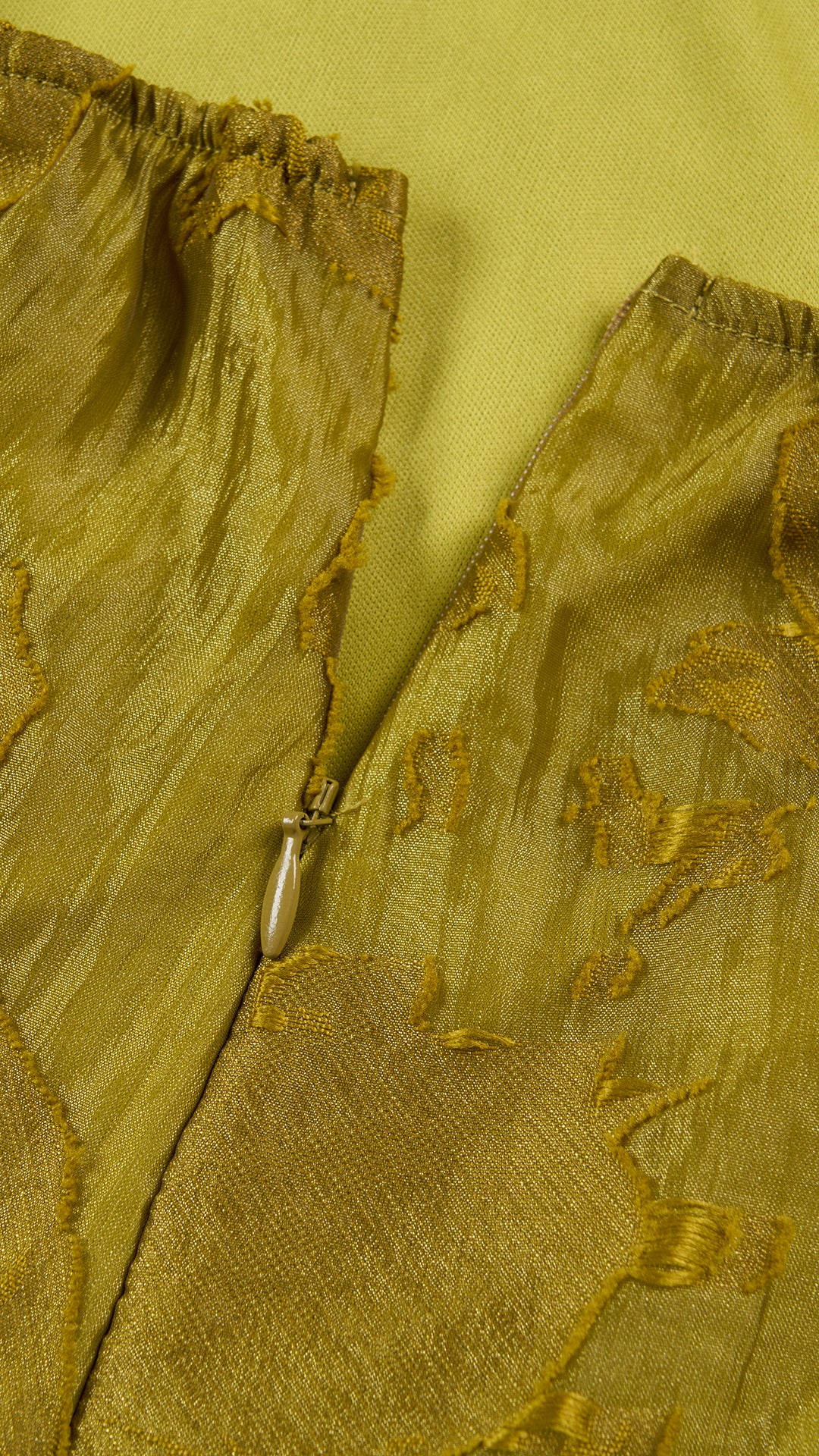 Abito corto elegante a spalline sottili con scollo a fascia, tessuto jacquard floreale e dettaglio a croce sul retro