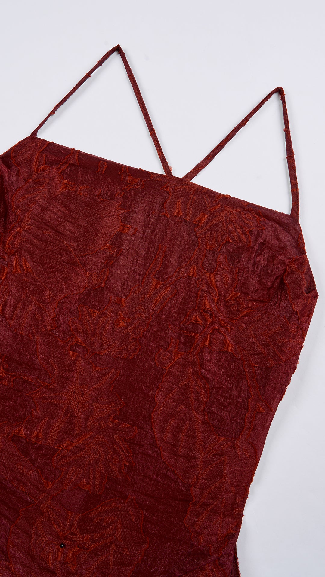 Abito corto elegante a spalline sottili con scollo a fascia, tessuto jacquard floreale e dettaglio a croce sul retro