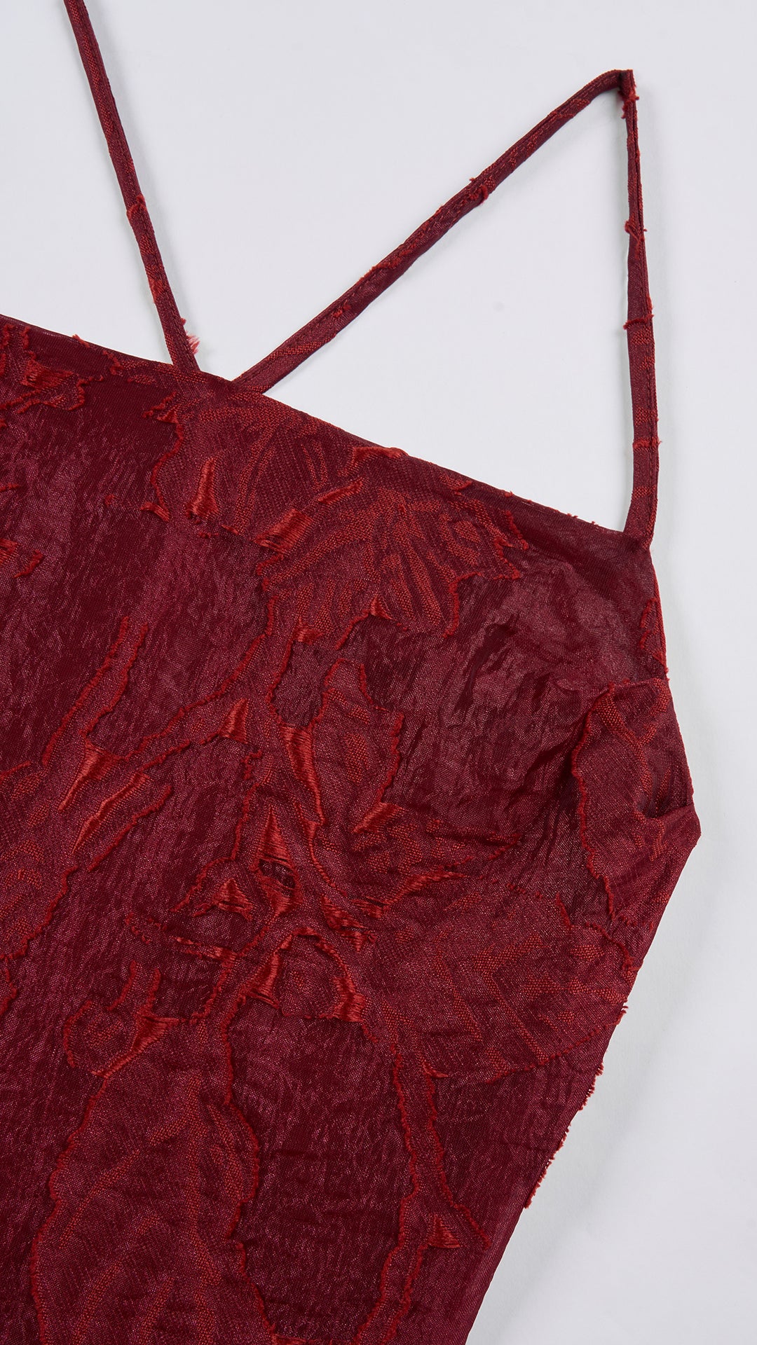 Abito corto elegante a spalline sottili con scollo a fascia, tessuto jacquard floreale e dettaglio a croce sul retro