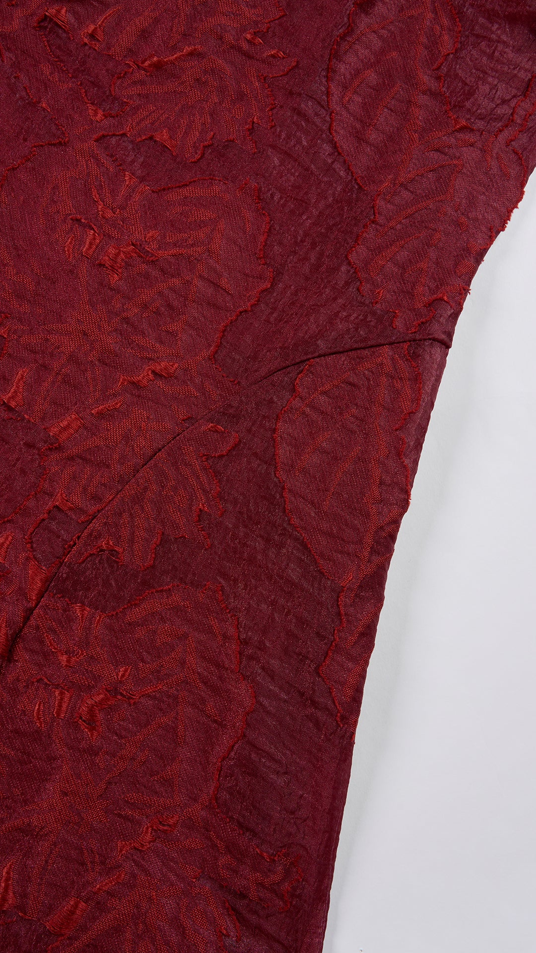 Abito corto elegante a spalline sottili con scollo a fascia, tessuto jacquard floreale e dettaglio a croce sul retro