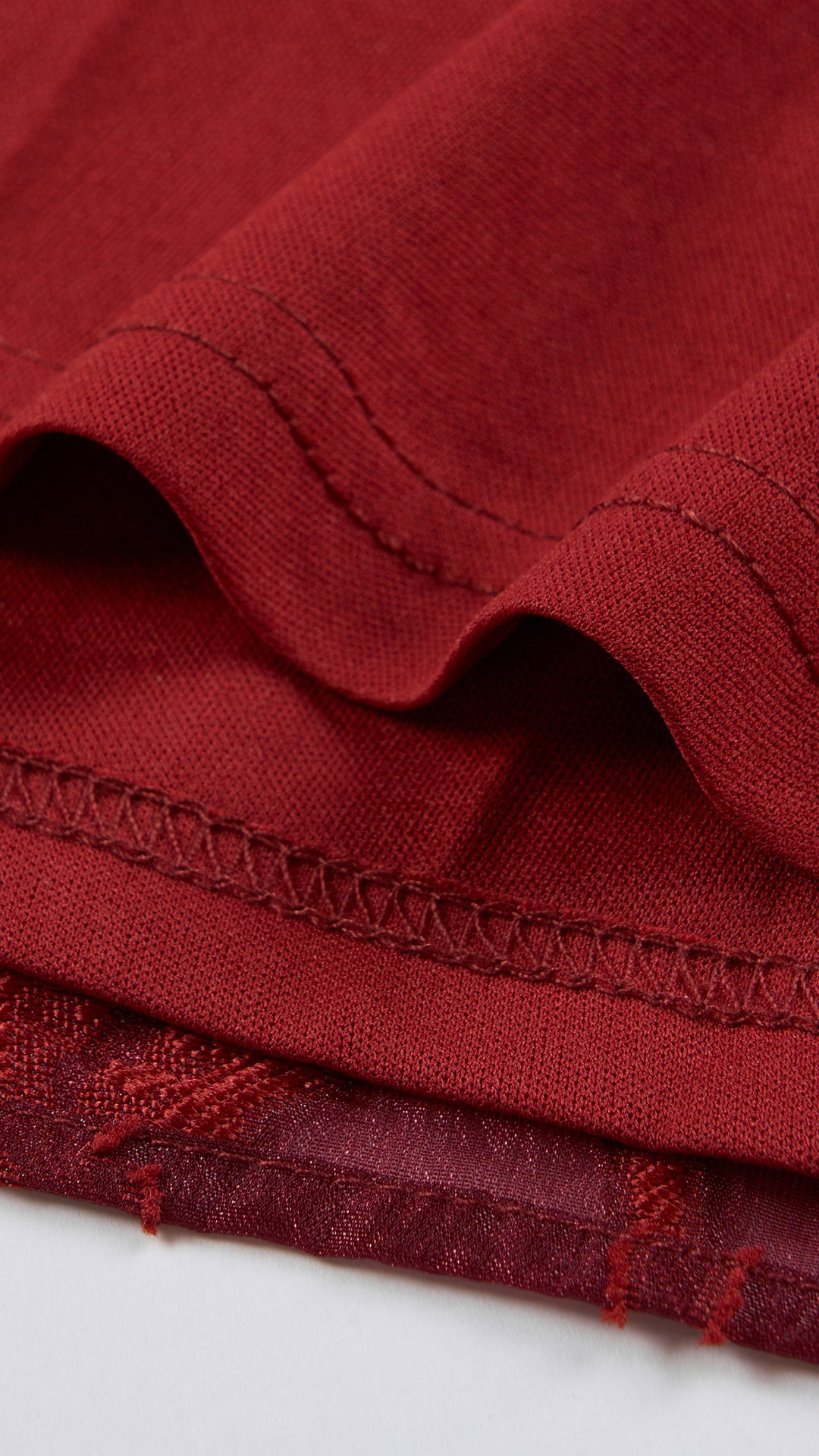 Abito corto elegante a spalline sottili con scollo a fascia, tessuto jacquard floreale e dettaglio a croce sul retro