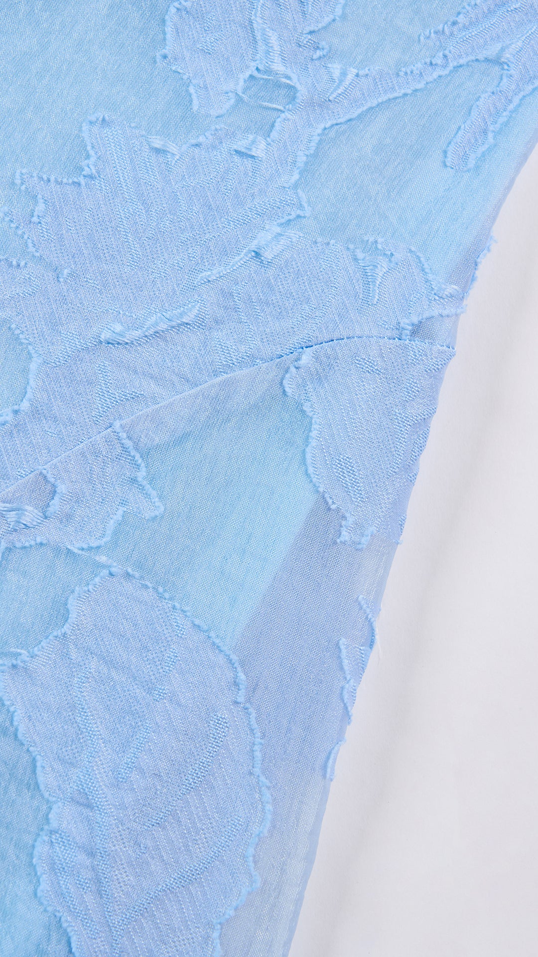 Abito midi elegante a spalline sottili con scollo a fascia, tessuto jacquard floreale e dettaglio a croce sul retro
