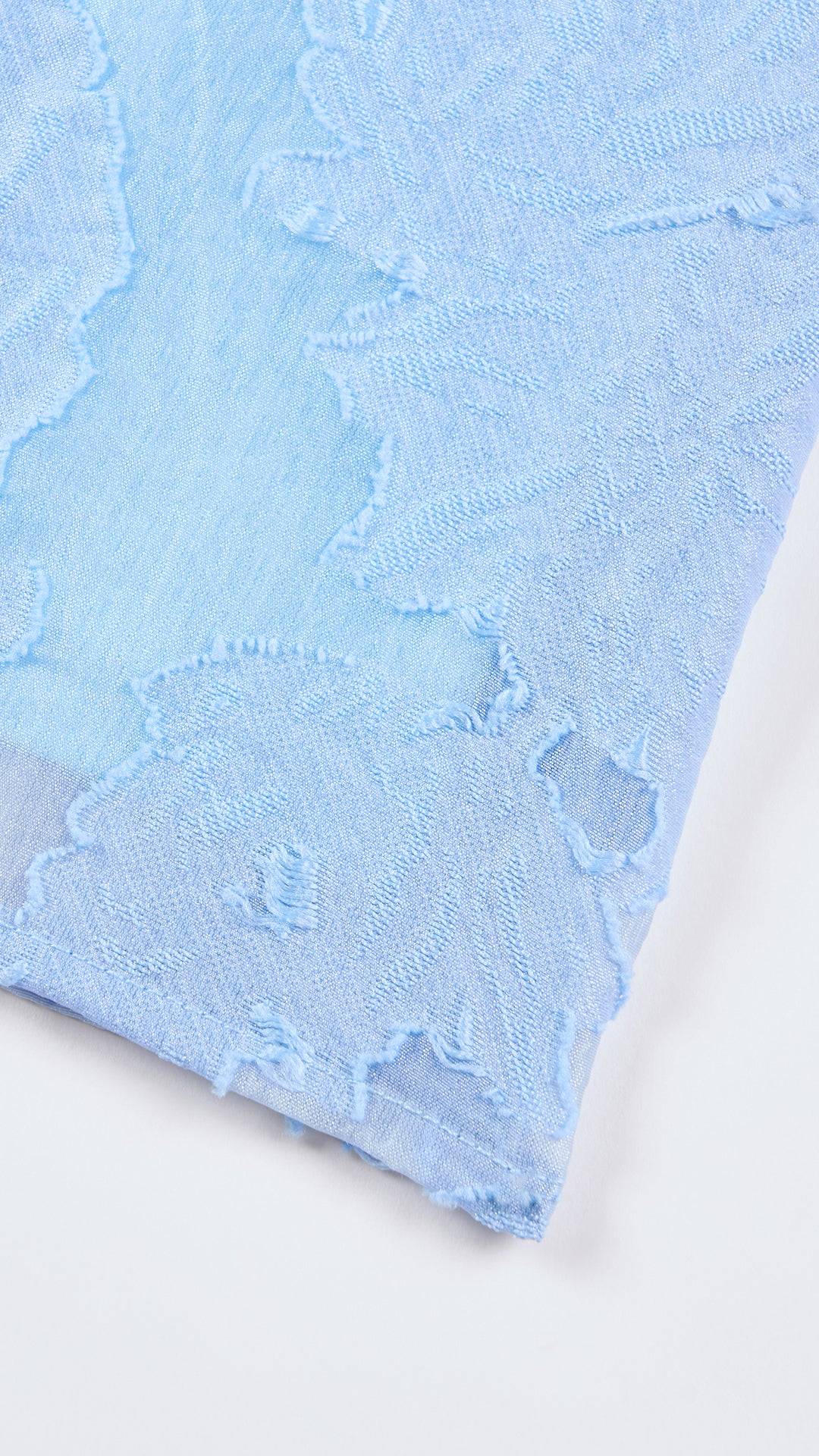 Abito midi elegante a spalline sottili con scollo a fascia, tessuto jacquard floreale e dettaglio a croce sul retro