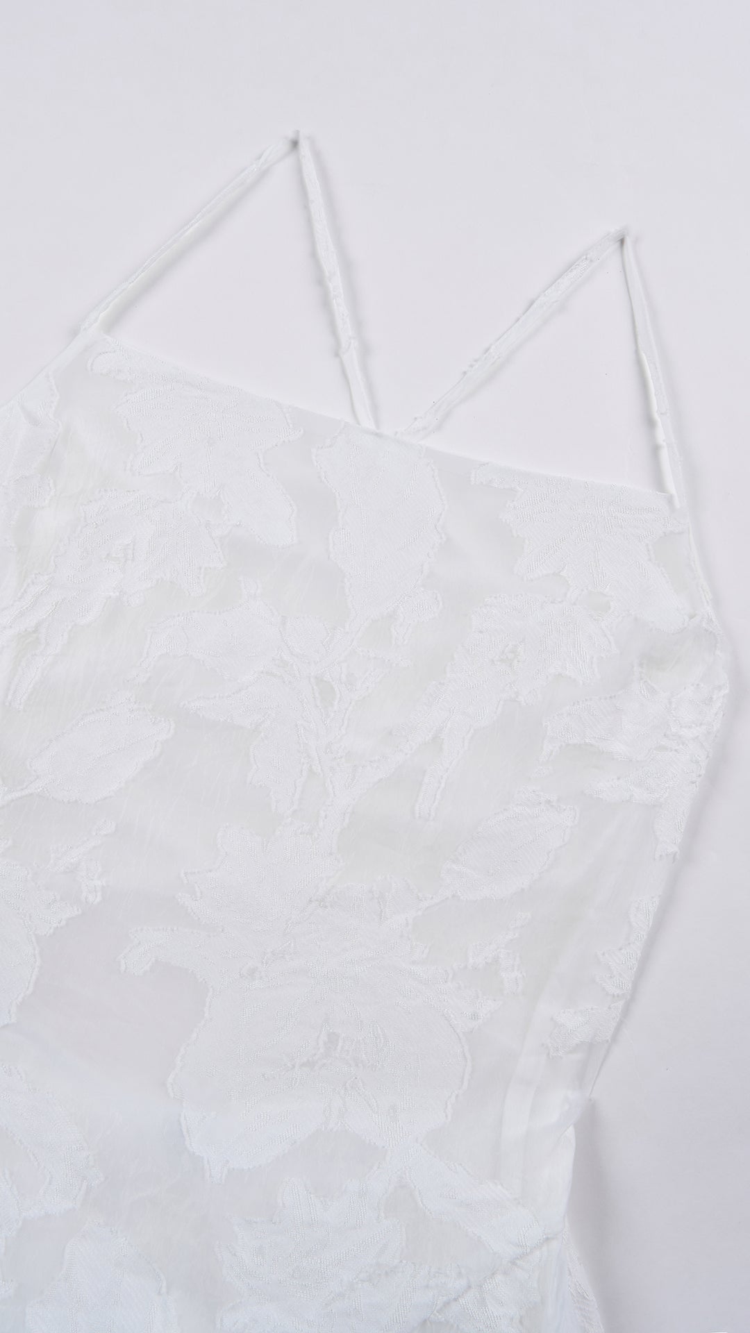 Abito midi elegante a spalline sottili con scollo a fascia, tessuto jacquard floreale e dettaglio a croce sul retro
