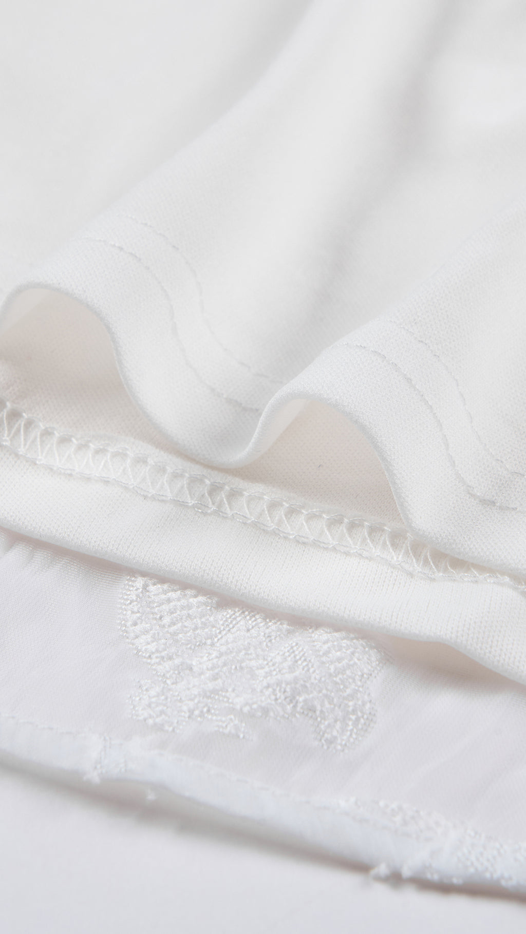 Abito midi elegante a spalline sottili con scollo a fascia, tessuto jacquard floreale e dettaglio a croce sul retro（副本）