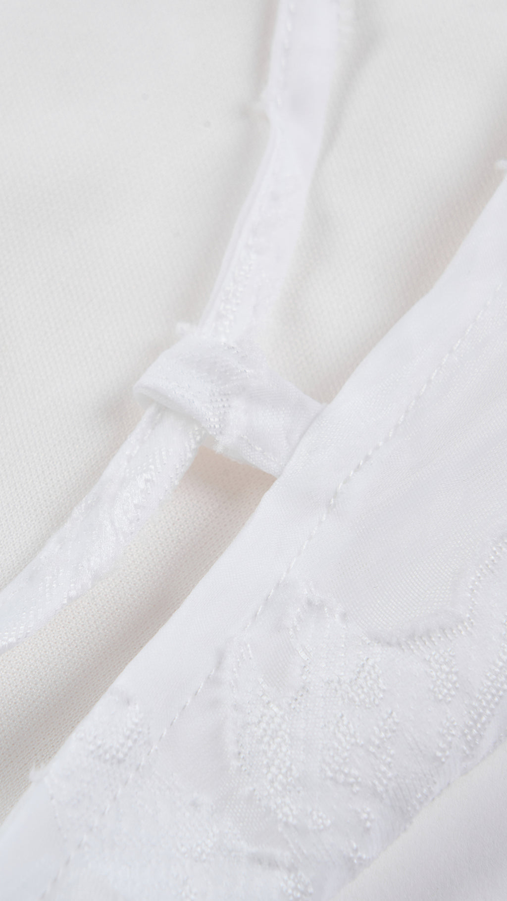 Abito midi elegante a spalline sottili con scollo a fascia, tessuto jacquard floreale e dettaglio a croce sul retro（副本）