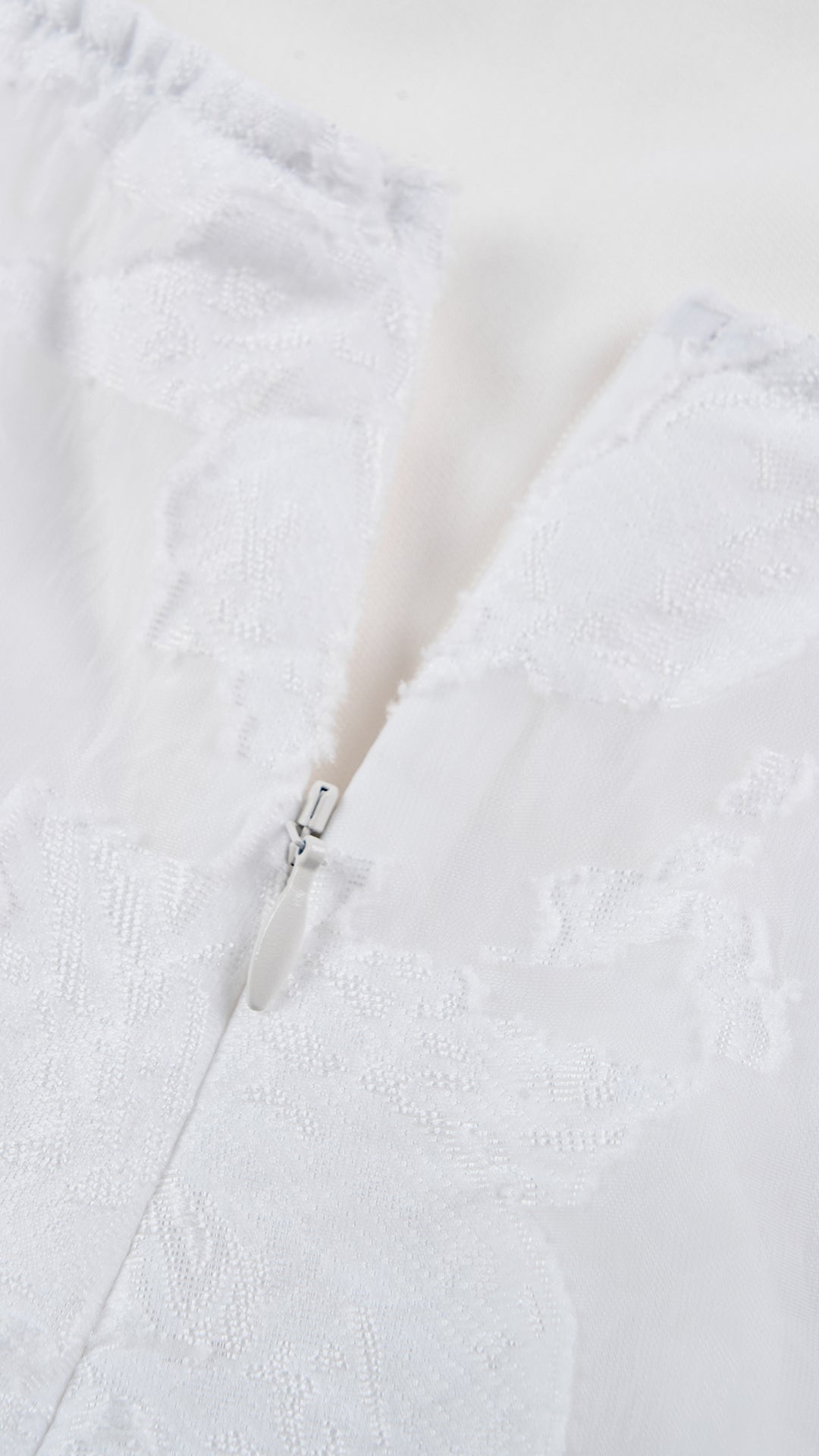 Abito midi elegante a spalline sottili con scollo a fascia, tessuto jacquard floreale e dettaglio a croce sul retro