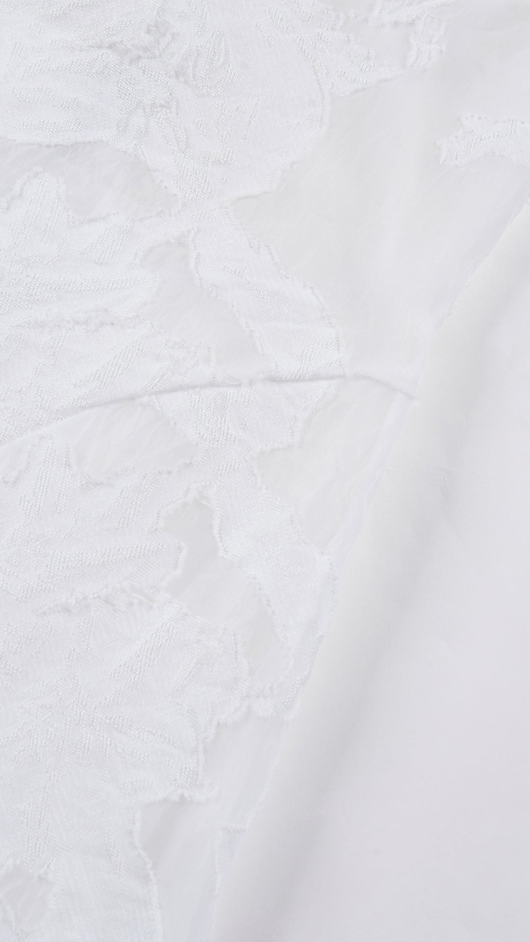 Abito midi elegante a spalline sottili con scollo a fascia, tessuto jacquard floreale e dettaglio a croce sul retro
