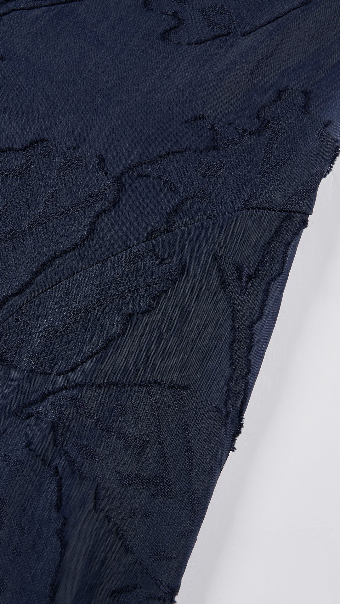 Abito midi elegante a spalline sottili con scollo a fascia, tessuto jacquard floreale e dettaglio a croce sul retro