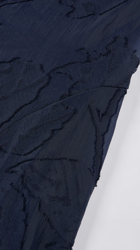 Abito midi elegante a spalline sottili con scollo a fascia, tessuto jacquard floreale e dettaglio a croce sul retro