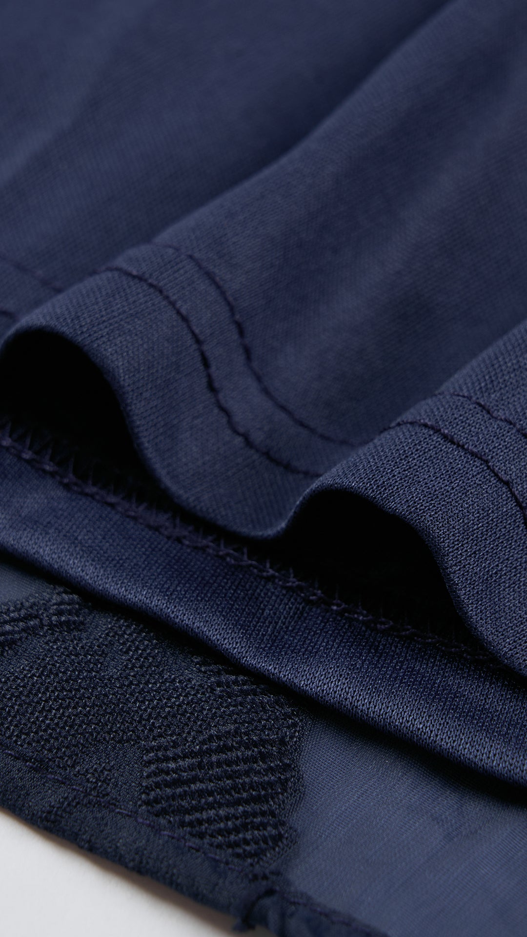 Abito midi elegante a spalline sottili con scollo a fascia, tessuto jacquard floreale e dettaglio a croce sul retro