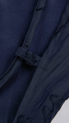 Abito midi elegante a spalline sottili con scollo a fascia, tessuto jacquard floreale e dettaglio a croce sul retro
