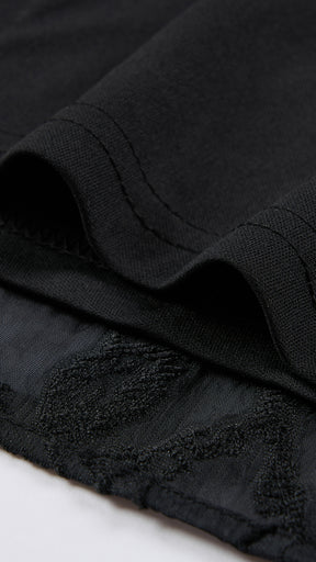 Abito midi elegante a spalline sottili con scollo a fascia, tessuto jacquard floreale e dettaglio a croce sul retro
