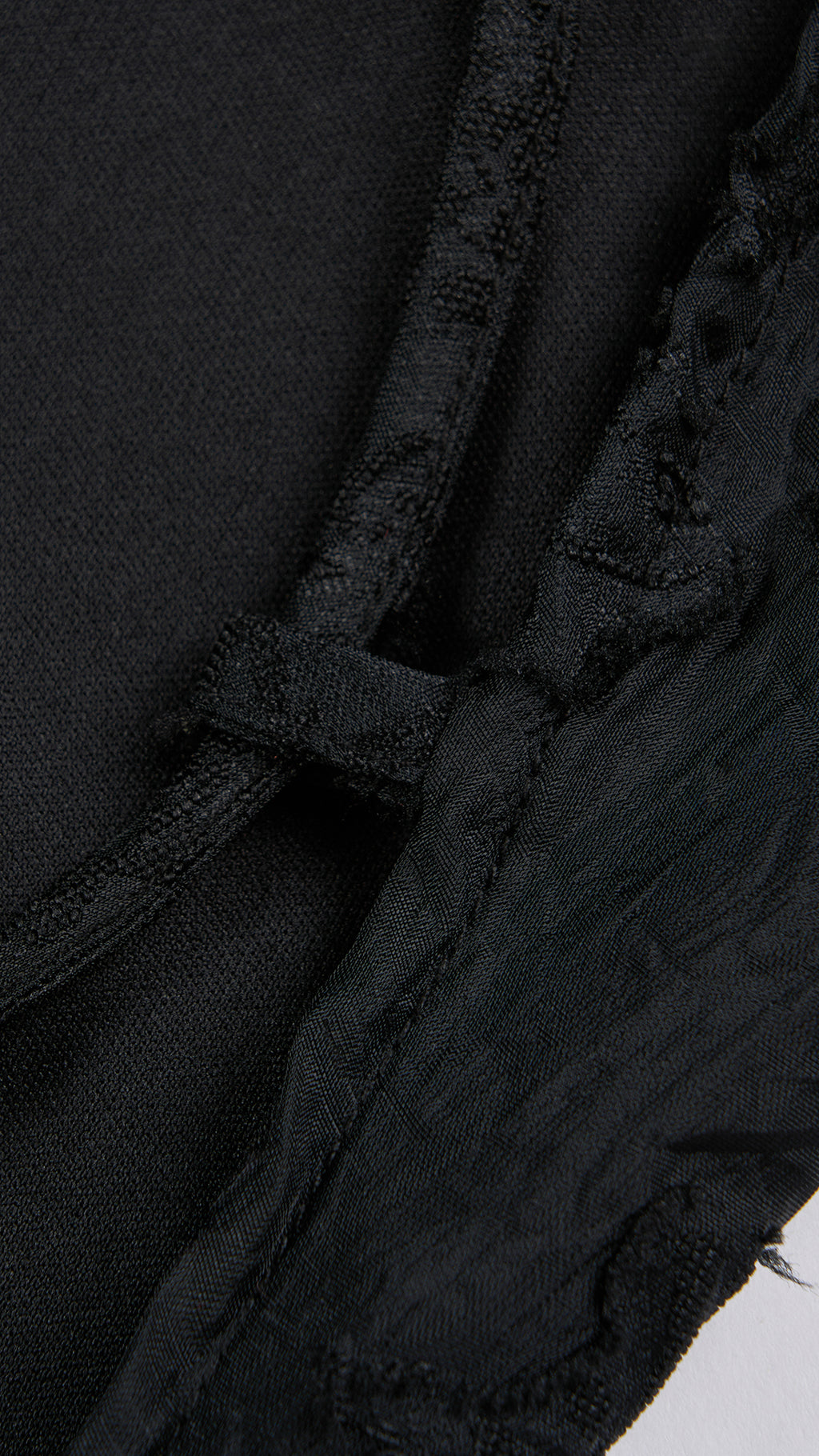 Abito midi elegante a spalline sottili con scollo a fascia, tessuto jacquard floreale e dettaglio a croce sul retro（副本）